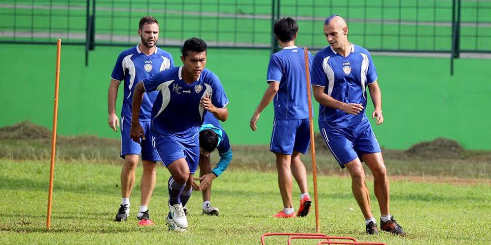 Arema Cronus Asah Lini Pertahanan