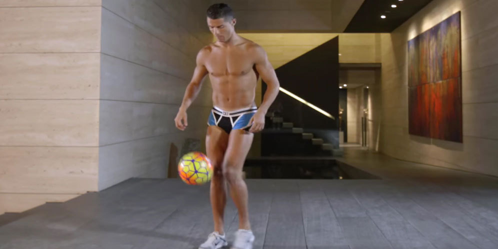 Sama Seperti Ronaldo, Cristiano Jr. Juga Punya Perut Six-Pack