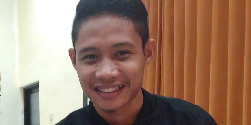 Ibu Evan Dimas Bekali Sang Anak Peralatan Sholat