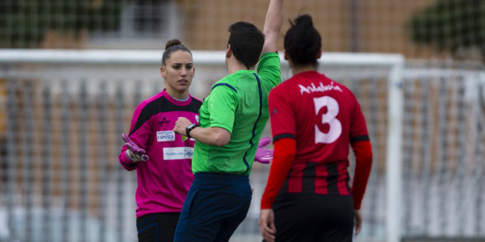 Waduh, di Tengah Laga Wasit Ajak Seorang Pemain Kencan!