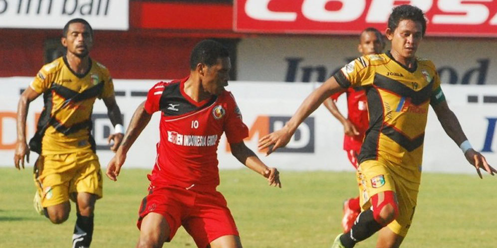 Duel Antar Lini Semen Padang vs Mitra Kukar