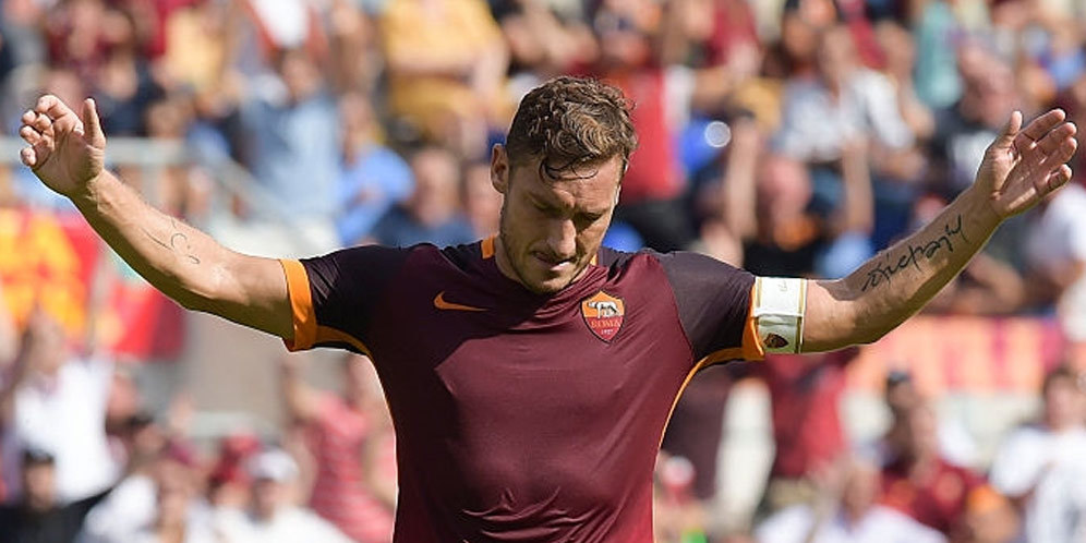 Sang Istri Isyaratkan Totti Pensiun Akhir Musim