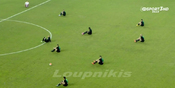 Protes Unik, Pasca Kick-Off Para Pemain Yunani Malah Lesehan Protes Unik, Pasca Kick-Off Para Pemain Yunani Malah Lesehan