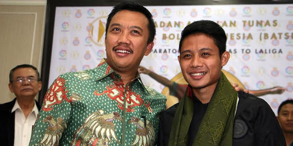 Menpora Hadiahi Evan Dimas Kain Sarung