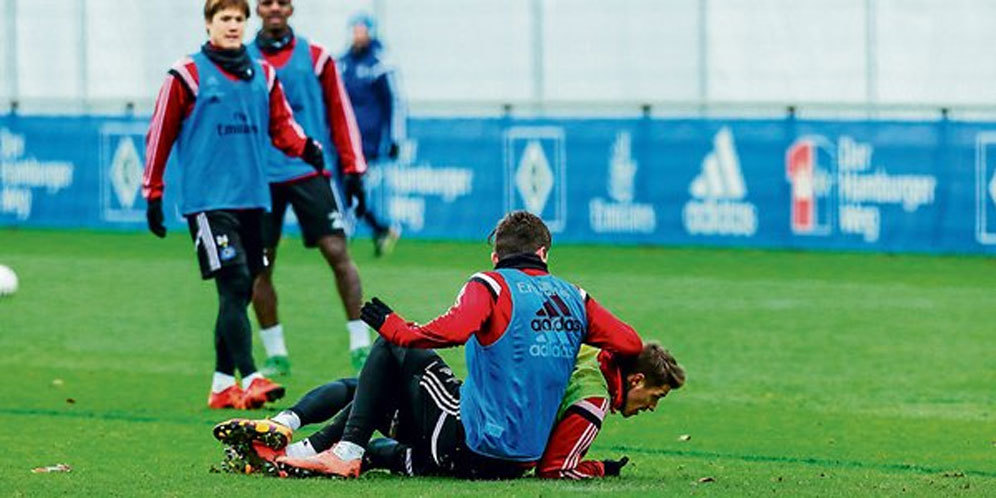 Bintang Bundesliga Ini Tanduk Rekannya Sendiri Saat Latihan!