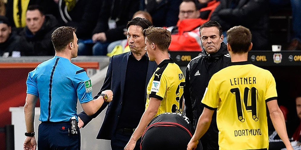 Wasit Ngambek, Leverkusen vs Dortmund Macet