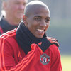 Sambut Liverpool, Ashley Young Kembali Berlatih