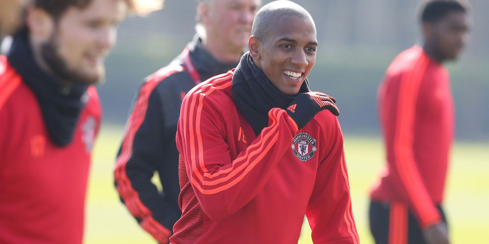 Sambut Liverpool, Ashley Young Kembali Berlatih