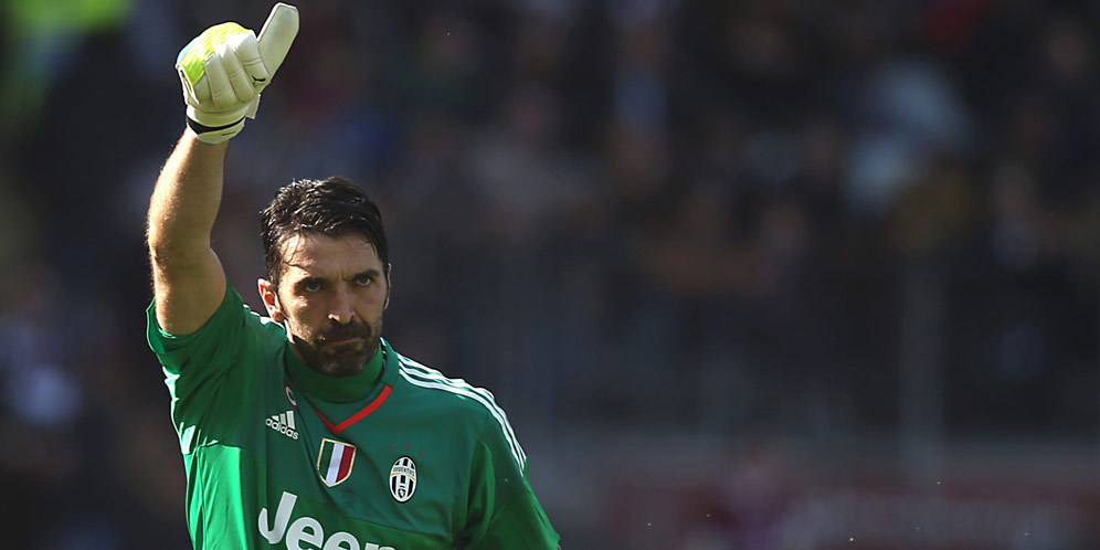 Buffon Pamerkan Hadiah Jersey Dari Leicester