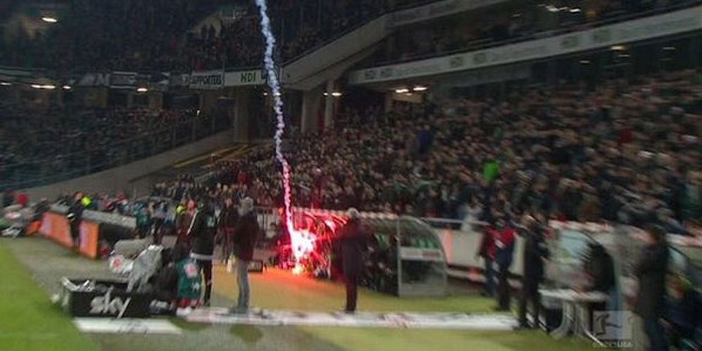 Fans Wolfsburg Lempar Flare ke Bangku Cadangan Hannover!