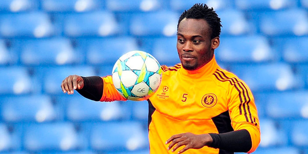 Michael Essien (c) AFP