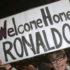 Fans MU Sambut Meriah Kedatangan Ronaldo di Manchester