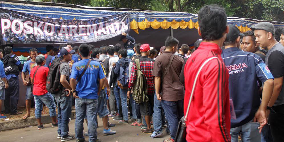 Aremania Padati Posko di Stadion GBK