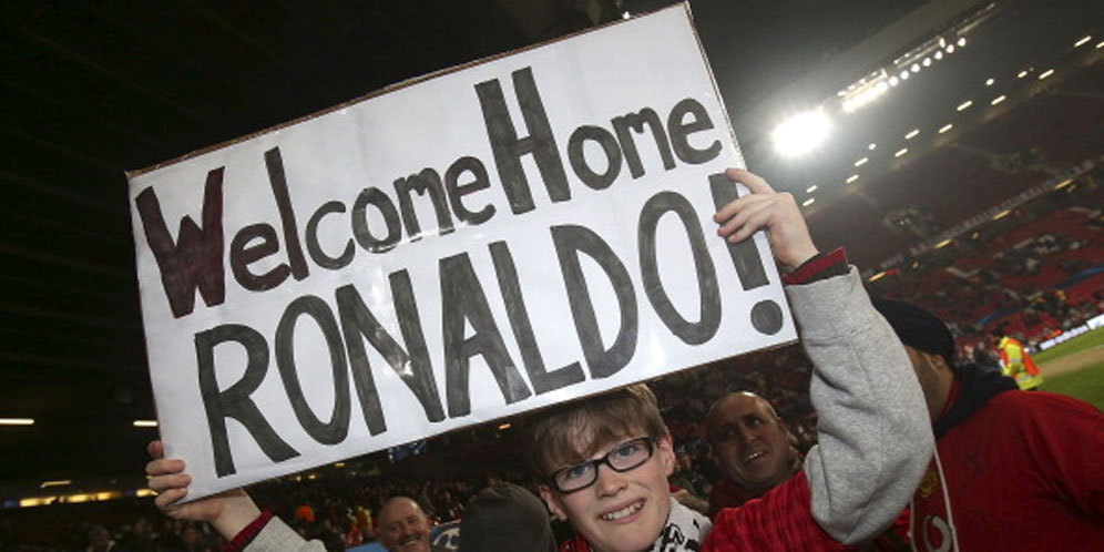 Fans MU Sambut Meriah Kedatangan Ronaldo di Manchester