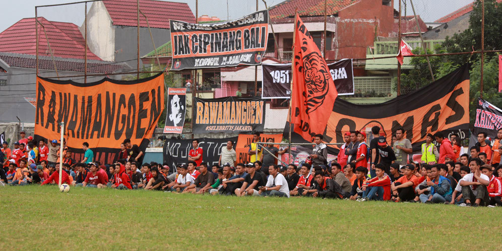 Jakmania Tagih Janji Anies-Sandi Bangun Old Trafford di Jakarta