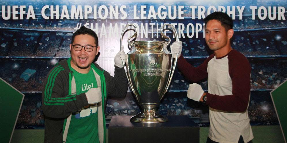 Ibnu Jamil dan pemenang Kompetisi Sosial Media Heineken, Mario Sonata (c) Fitri Apriani