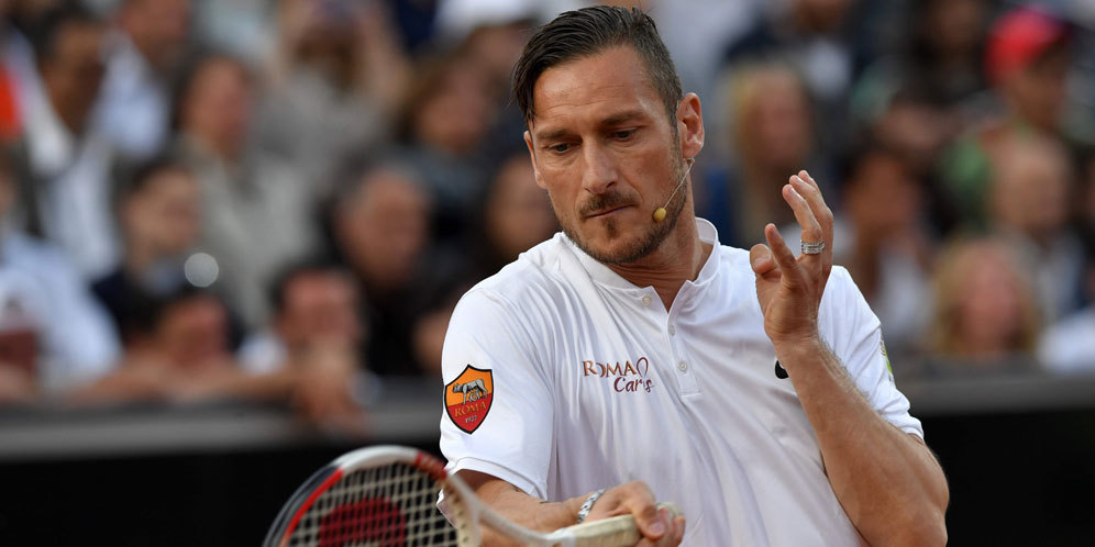 Ketika Totti Pamer Aksi di Arena Tenis