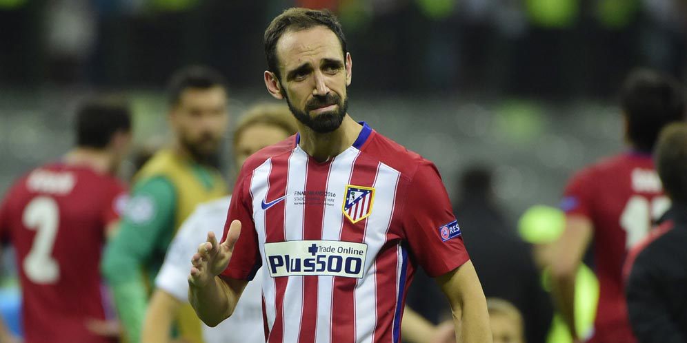 Momen Mengharukan Saat Juanfran Minta Maaf ke Fans Atletico