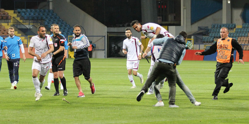 Pemain Ini Lancarkan Tendangan Kungfu Tepat ke Wajah Pitch Invader Nekat