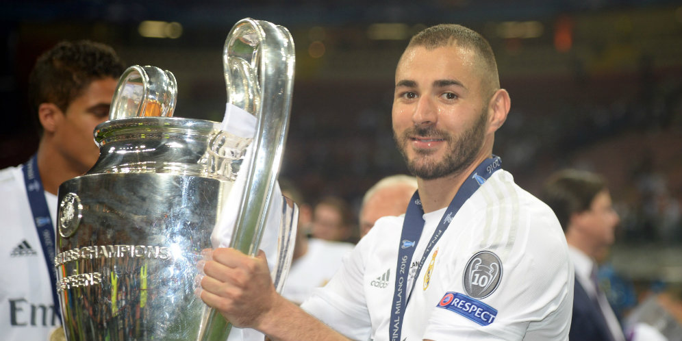 Benzema Lempar Fans Barca dengan Kaus di San Siro