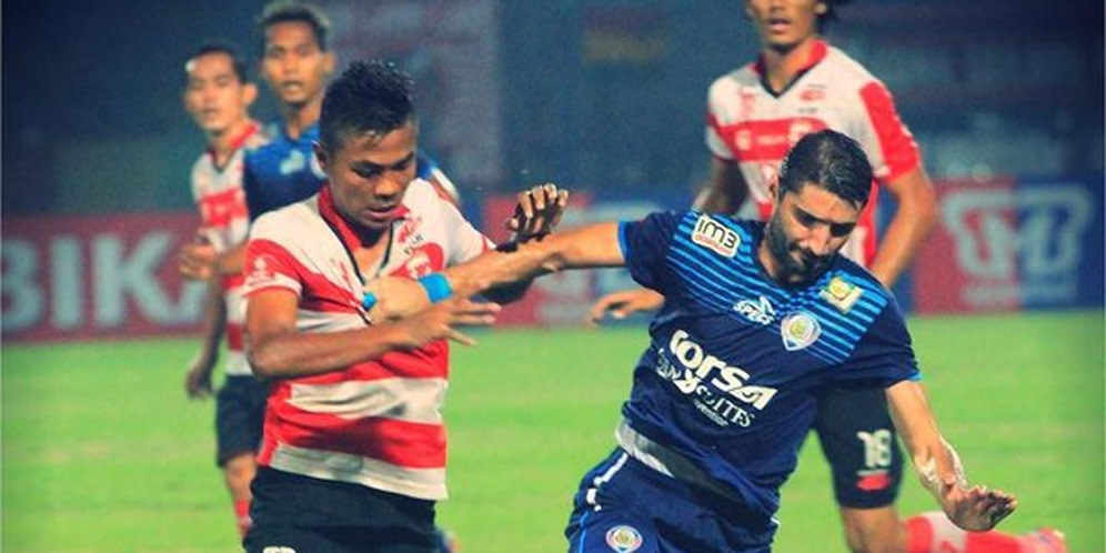 10 Pemain Arema Tertahan di Markas Madura United