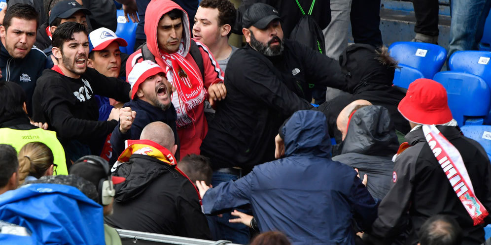 Tawuran Antar Fans Pecah di Final Liverpool vs Sevilla