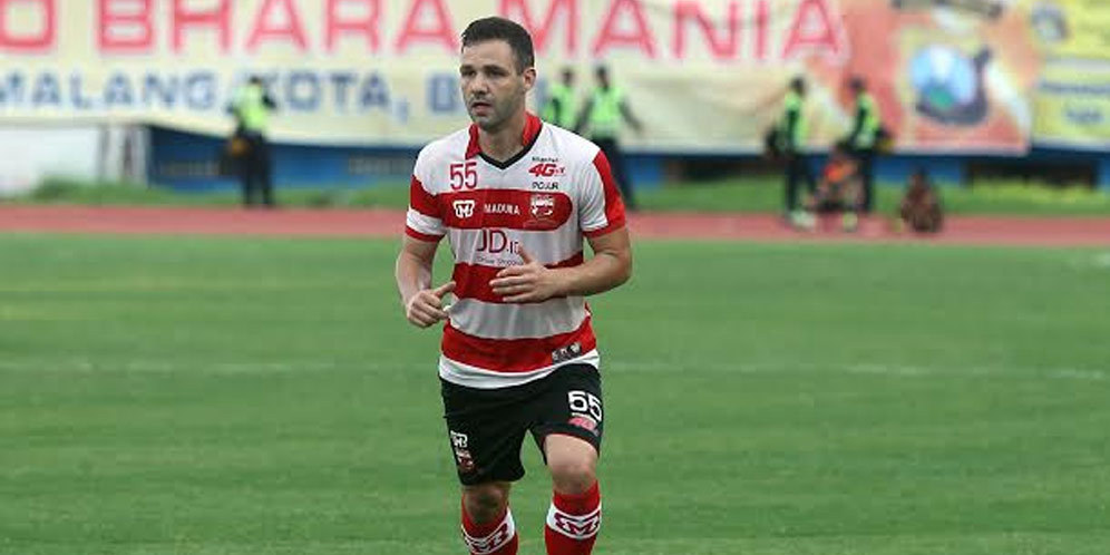 Lepas Mossi, Madura United Pinang Eric Weeks Lewis