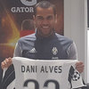 Dani Alves Akan Kapteni Brasil