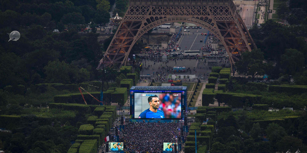 Galeri Foto: Meriahnya Nobar EURO 2016 di Menara Eiffel