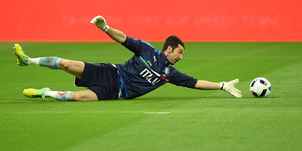 Buffon Tak Pedulikan Kritik Italia Buffon Tak Pedulikan Kritik Italia