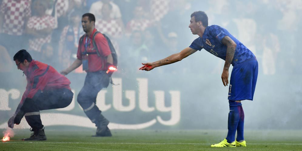 Video: Lemparan Flare Hentikan Laga Republik Ceko vs Kroasia