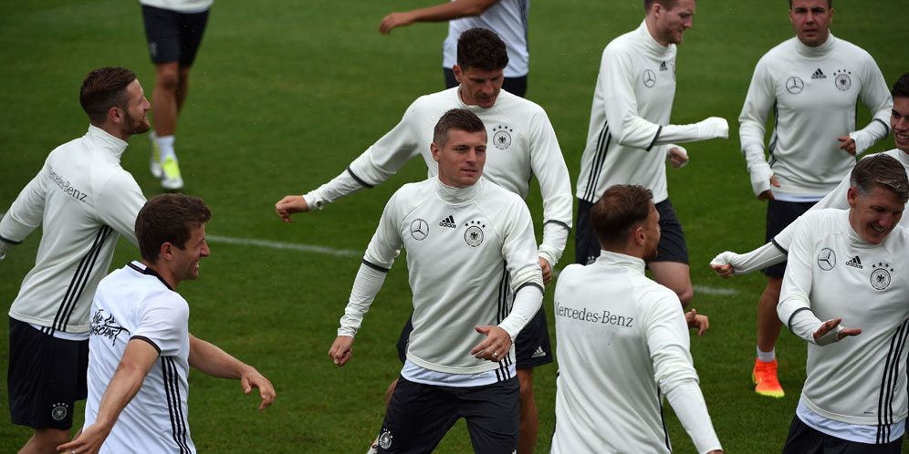 Gaya Kroos Tirukan Selebrasi Ronaldo di Latihan Jerman