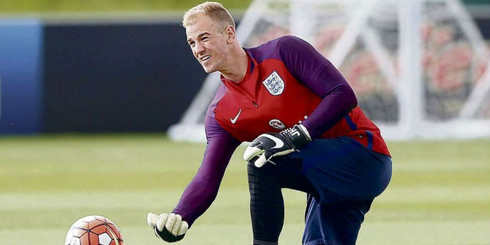 Tak Cuma di Bawah Mistar, Joe Hart Juga Jadi Penyelamat di Luar Arena