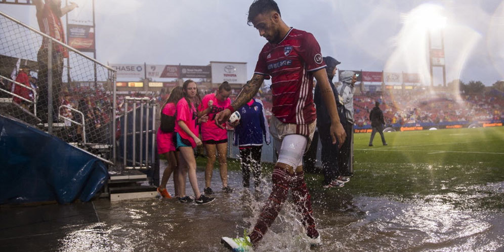 Derasnya Hujan Bikin Laga MLS Ini Berubah Jadi Polo Air