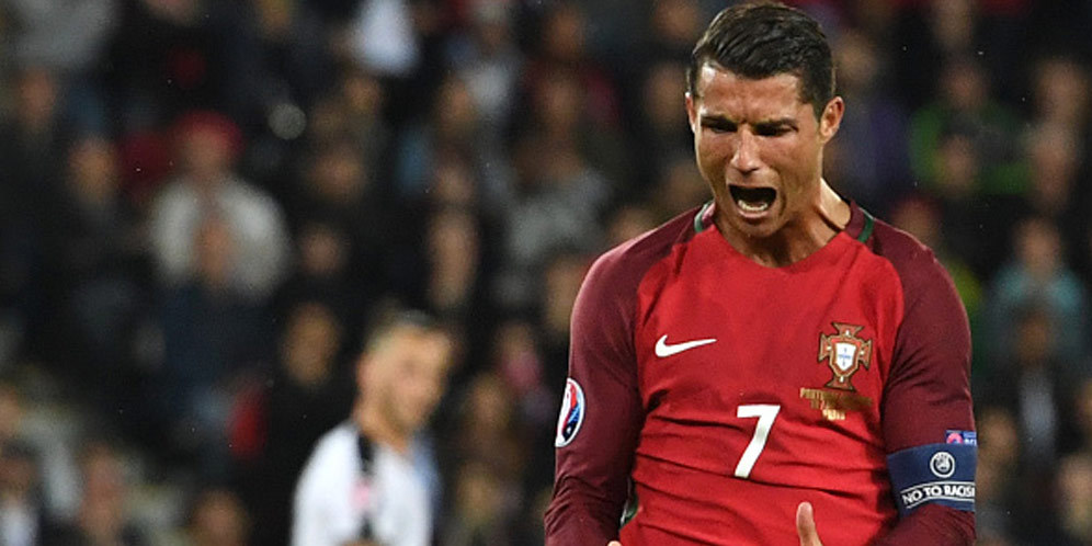 Disoal Euro 2016, Ronaldo Lempar Mikrofon Reporter ke Danau