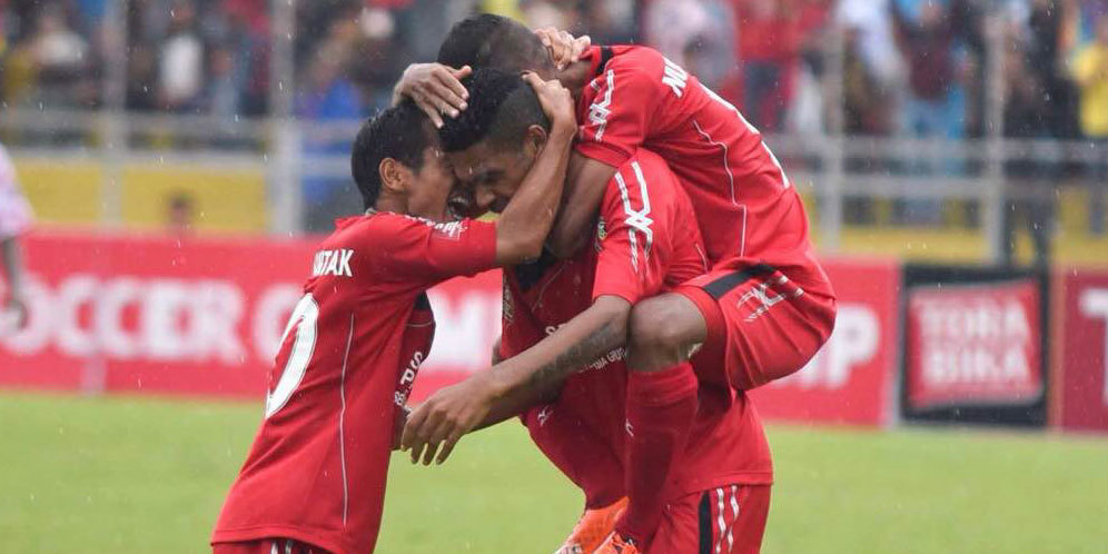 Semen Padang Cukur Persib Bandung Empat Gol