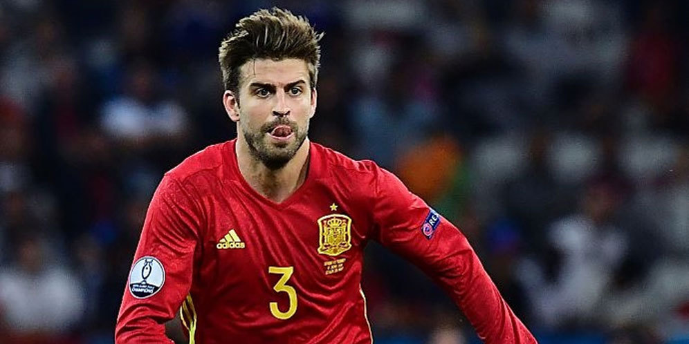 Pique Tertawakan Rumor Kembali ke Manchester United