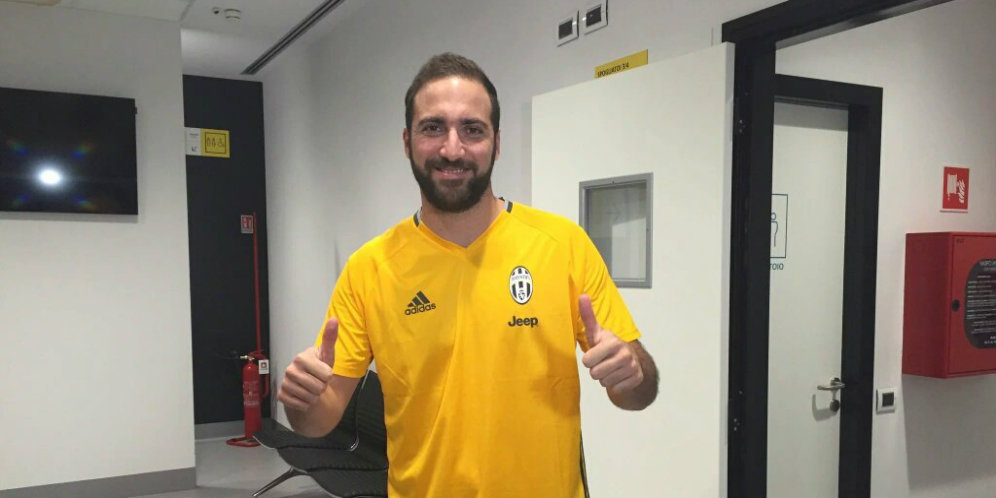 Video: Tiba di Turin, Higuain Dielu-elukan Juventini