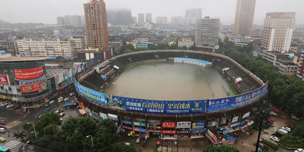 Banjir Hebat Bikin Stadion Ini Berubah Jadi Empang!