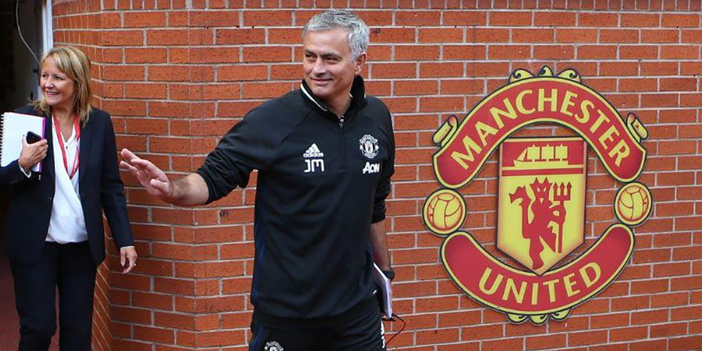 Neville Anggap Mourinho Mirip Ferguson