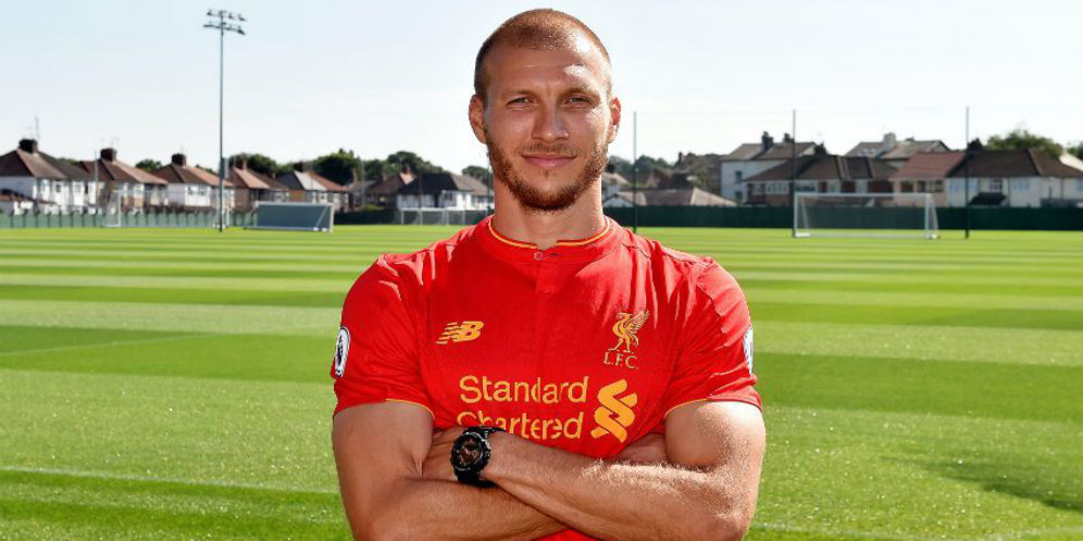 Bahagianya Klavan Lakoni Debut di Anfield