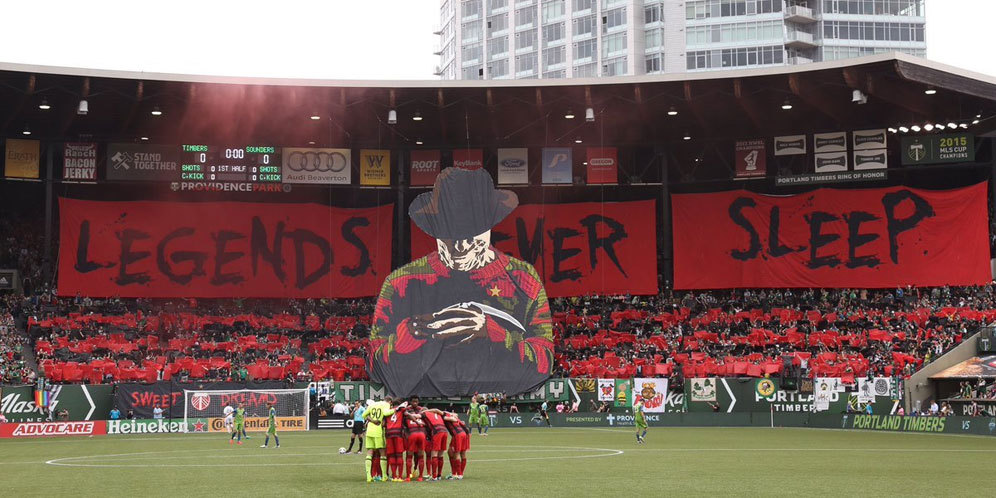 Tifo Menyeramkan Freddy Krueger Hadirkan Mimpi Buruk Bagi Lawan