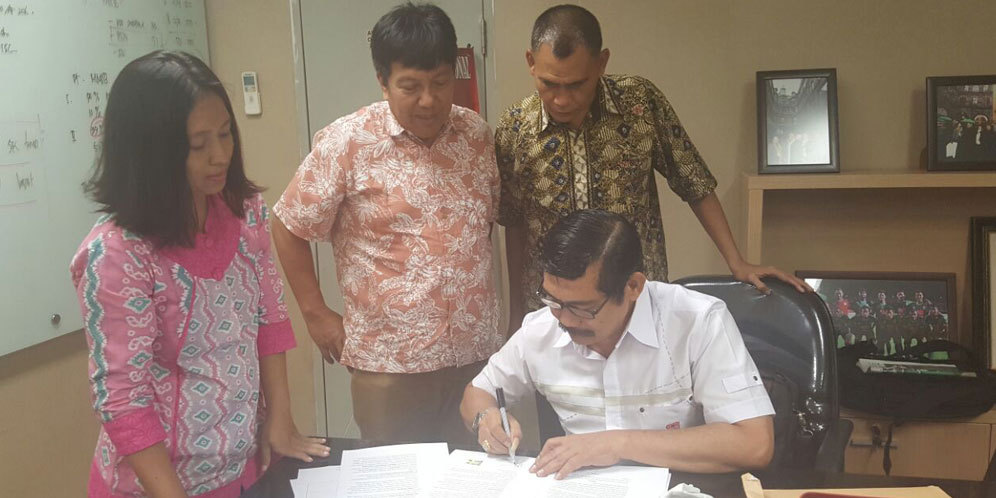 Gede Widiade dan wakil Polri saat menandatangani kesepakatan jual beli saham