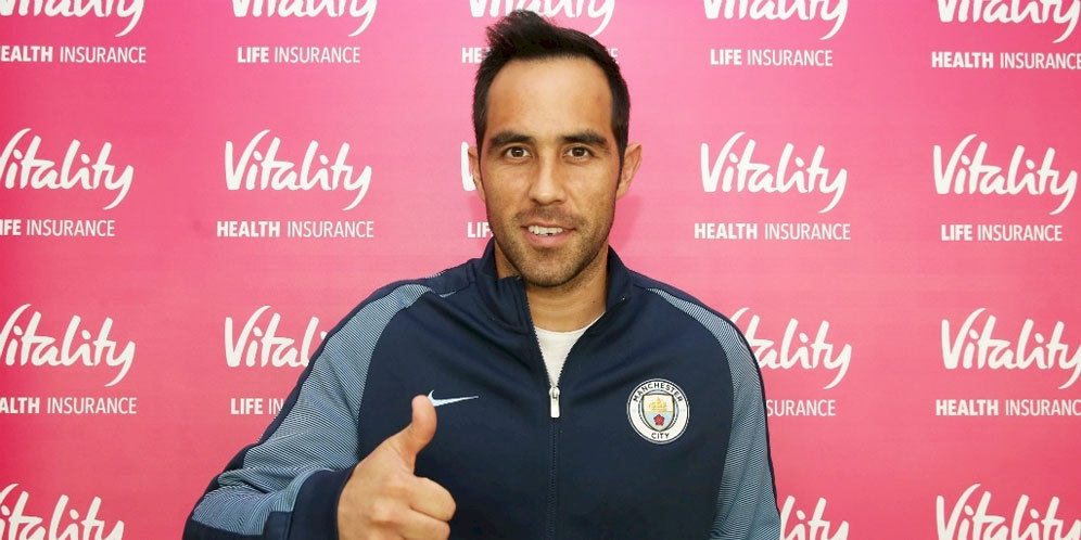 Claudio Bravo Hanya Jadi Cadangan di Derby Manchester?