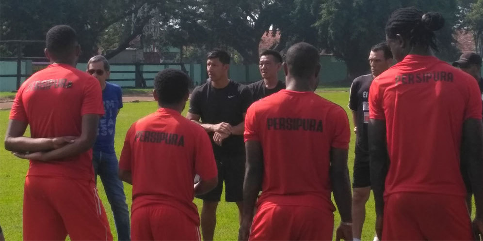 Pelatih Anyar Pimpin Latihan Persipura