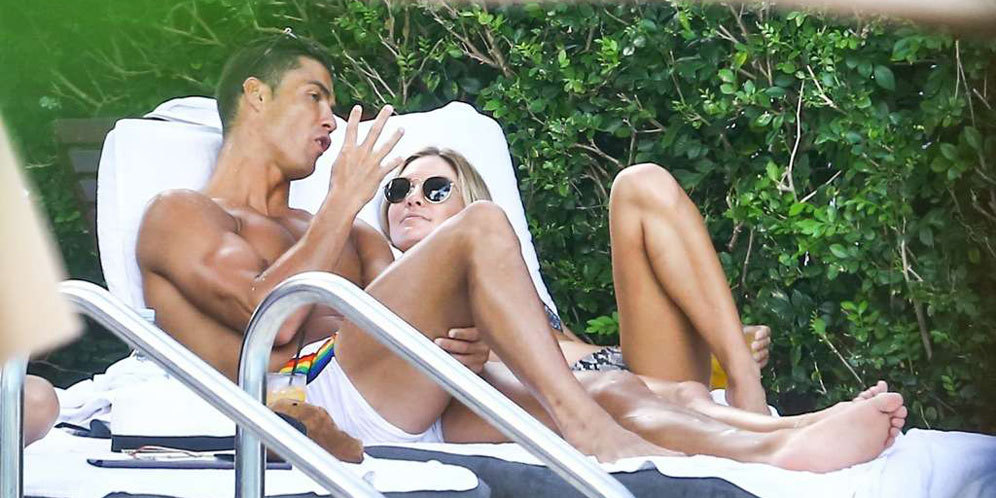 Ronaldo Kepergok Ciumi Wanita Misterius di Miami