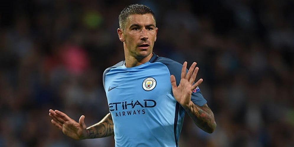 Kolarov Bangga Jadi Pemain Senior di City