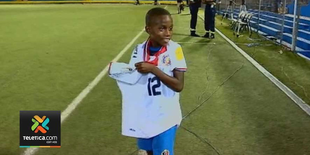 Dapat Jersey dari Joel Campbell, Bocah Ini Girang Bukan Main