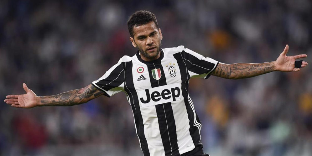 Mainkan Dani Alves Sebagai Bek Tengah, Ini Komentar Allegri