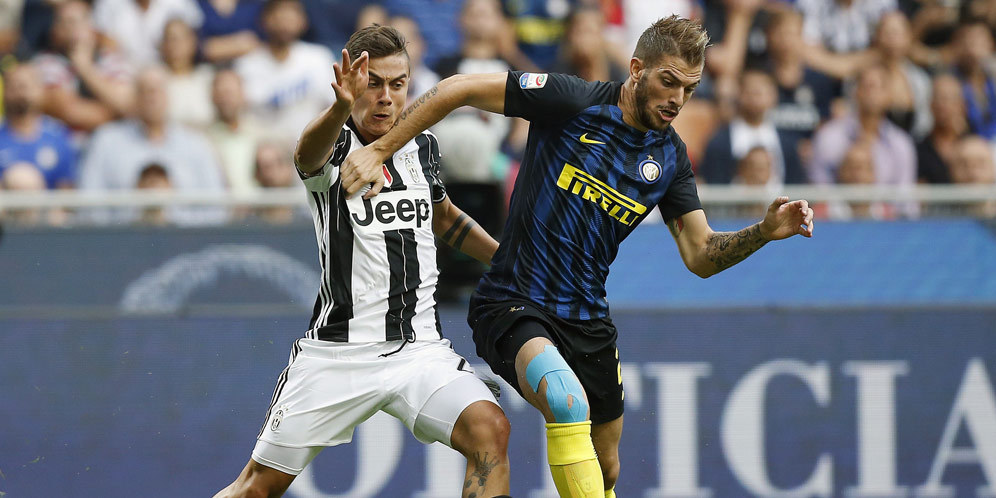 Davide Santon vs Paulo Dybala (c) AFP